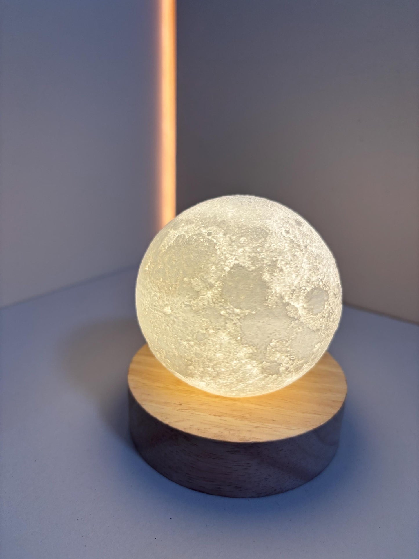 Moon Lamp with Wooden Base – PLA 3D Printed Lunar Light for a Cozy Atmosphere