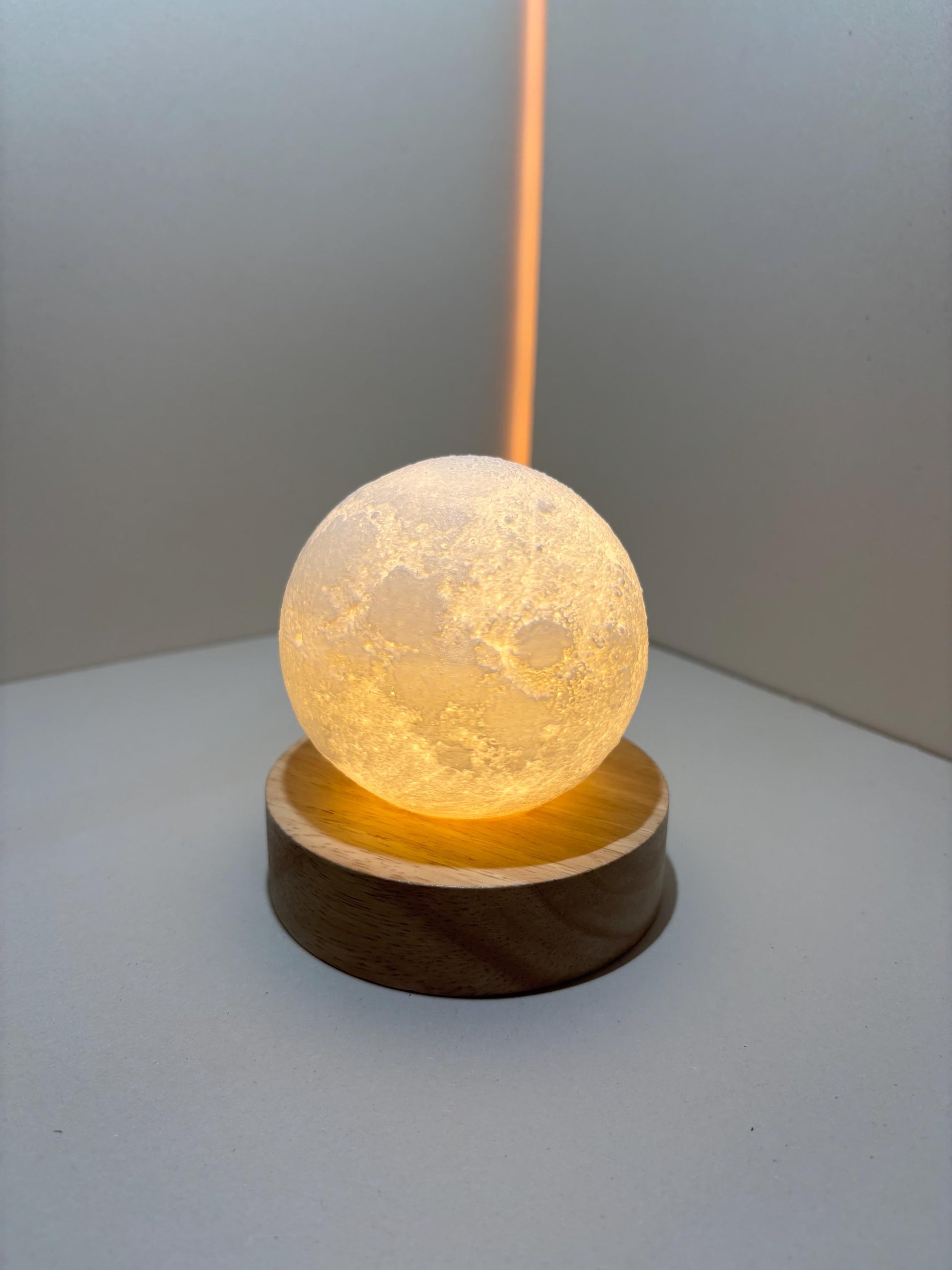 Moon Lamp with Wooden Base – PLA 3D Printed Lunar Light for a Cozy Atmosphere